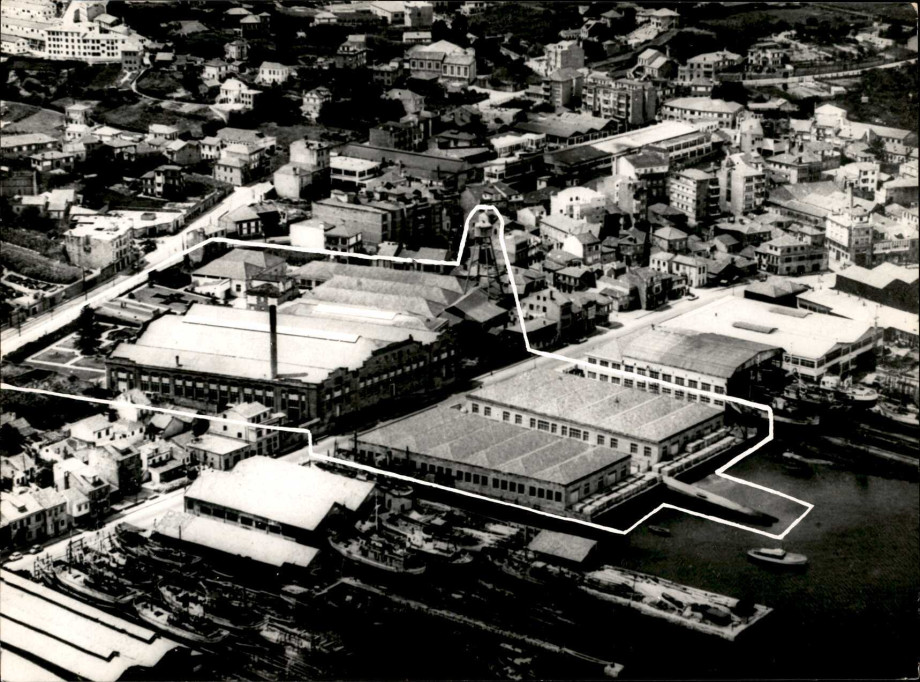 museo_conserva_VISTA_A&Eacute;REA_DE_LA_F&Aacute;BRICA_1970_bn_remarcado_desde_el_mar.jpg